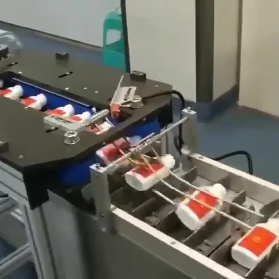 Machine d'emballage de remplissage de bouteilles en plastique/verre de solution orale à grande vitesse et encartonneuse de boîtes avec machine de dossier de papier d'instruction